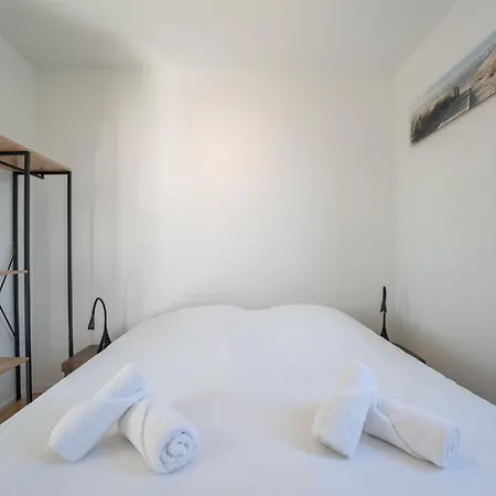 New Dahlia 16 With Parking By Interhome